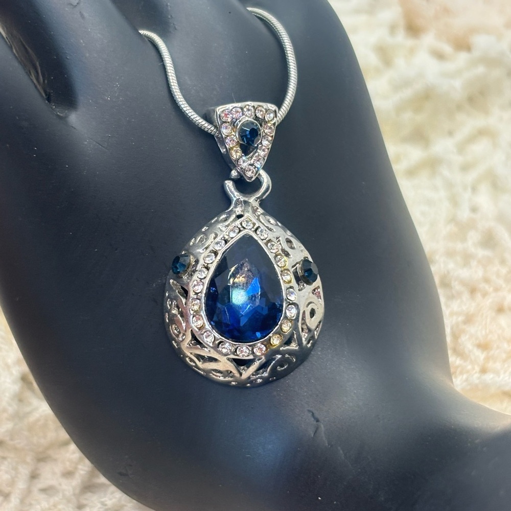 18 kt gold plated Elegant Silver and Blue Teardrop Pendant Necklace